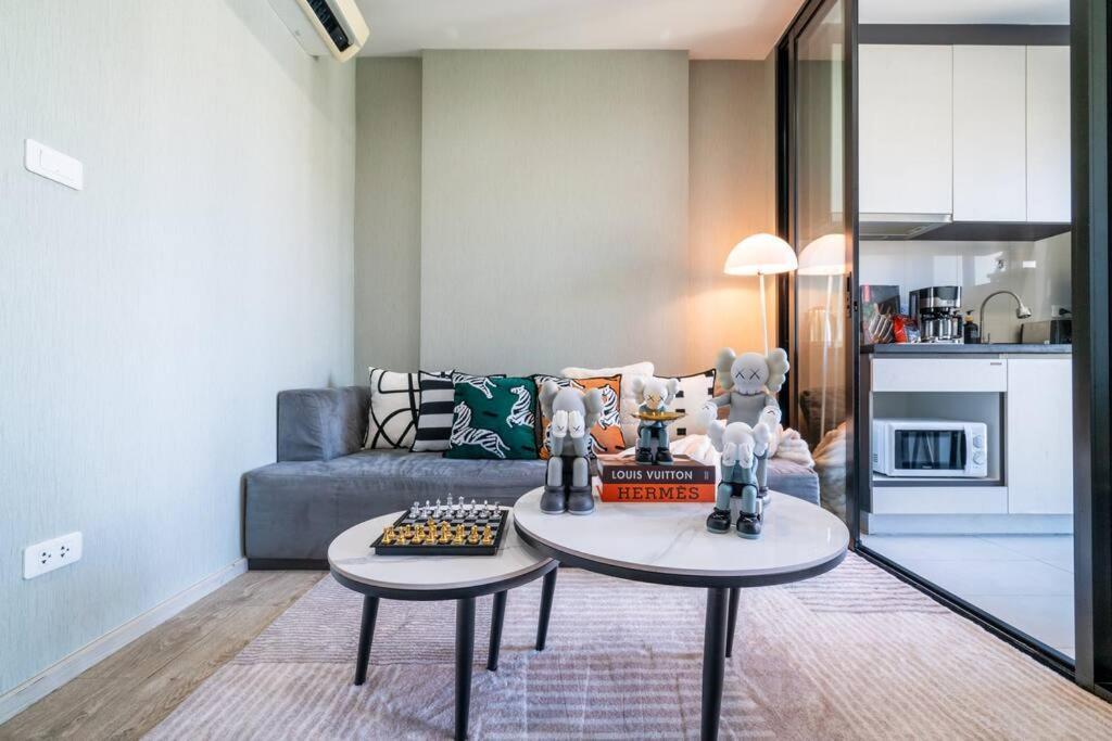Kaws Theme Modern Cozy 1br 2 Min Walk To