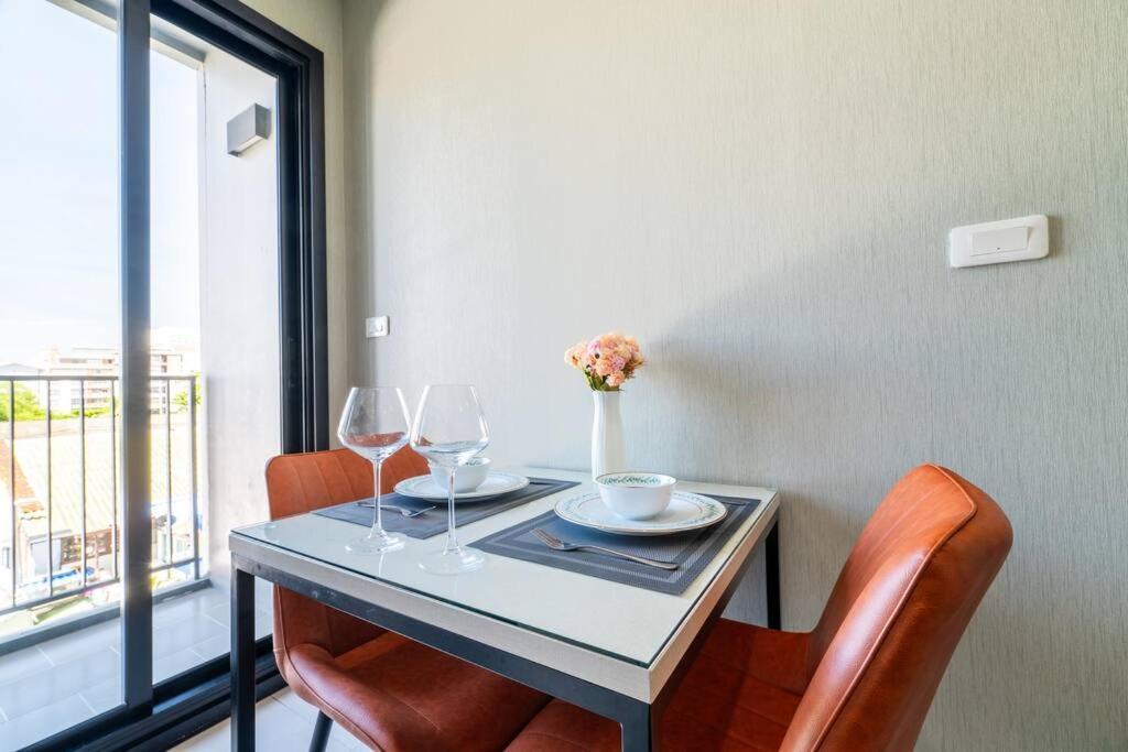 Kaws Theme Modern Cozy 1br 2 Min Walk To Appartement
