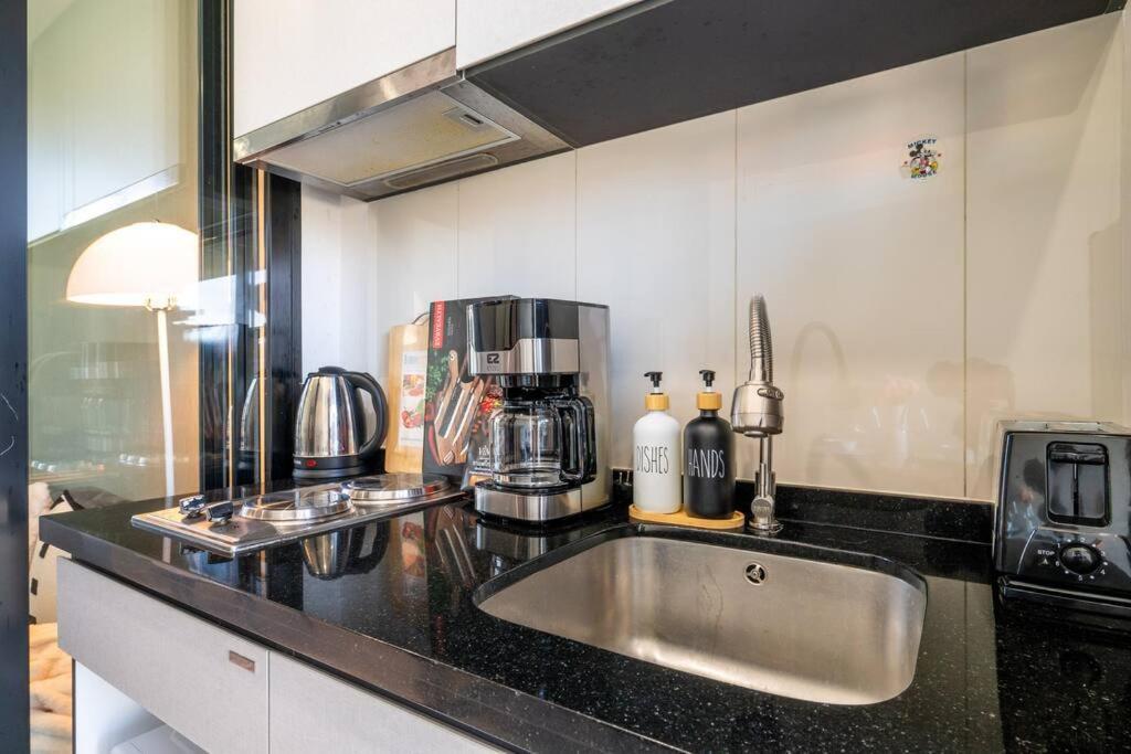 Kaws Theme Modern Cozy 1br 2 Min Walk To Apartment Pattaya