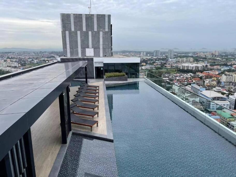 Apartment Kaws Theme Modern Cozy 1br 2 Min Walk To Pattaya
