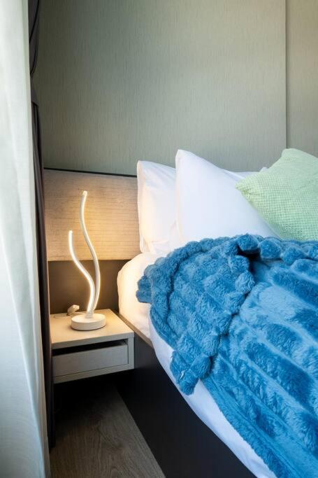 Kaws Theme Modern Cozy 1br 2 Min Walk To Apartment