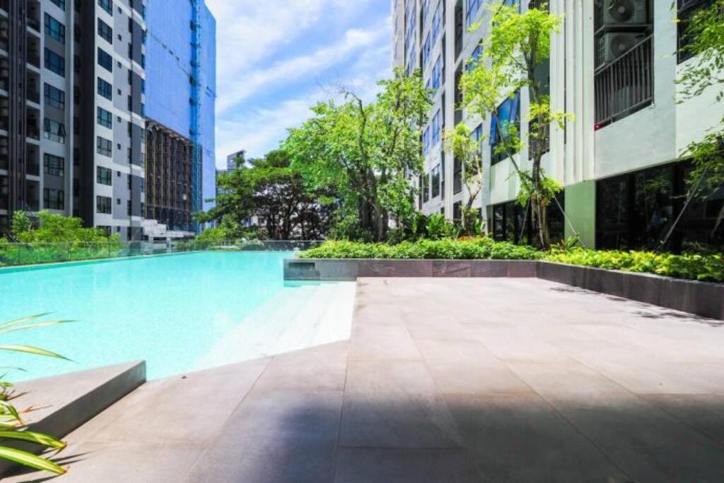 Apartment Kaws Theme Modern Cozy 1br 2 Min Walk To