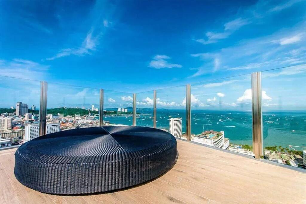 Apartment Kaws Theme Modern Cozy 1br 2 Min Walk To Pattaya