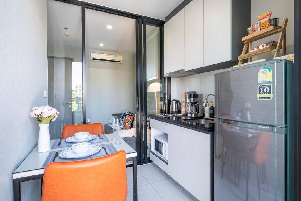 Apartment Kaws Theme Modern Cozy 1br 2 Min Walk To *