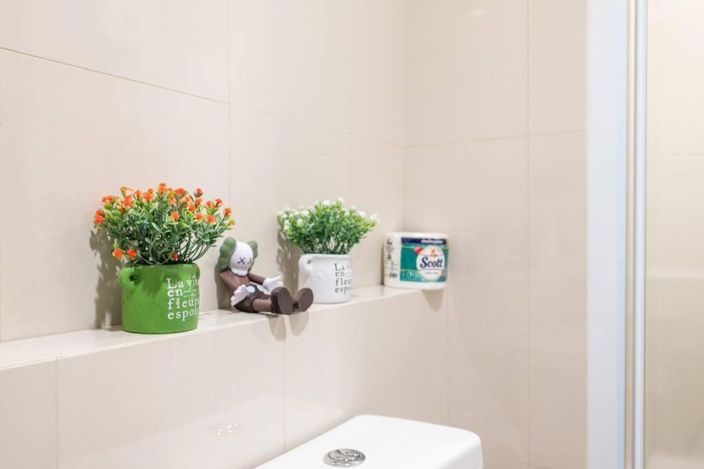 Kaws Theme Modern Cozy 1br 2 Min Walk To Apartment Pattaya
