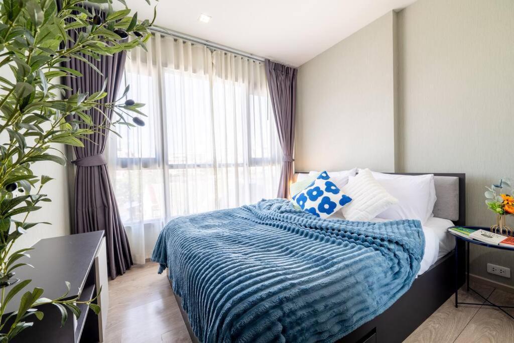 Kaws Theme Modern Cozy 1br 2 Min Walk To